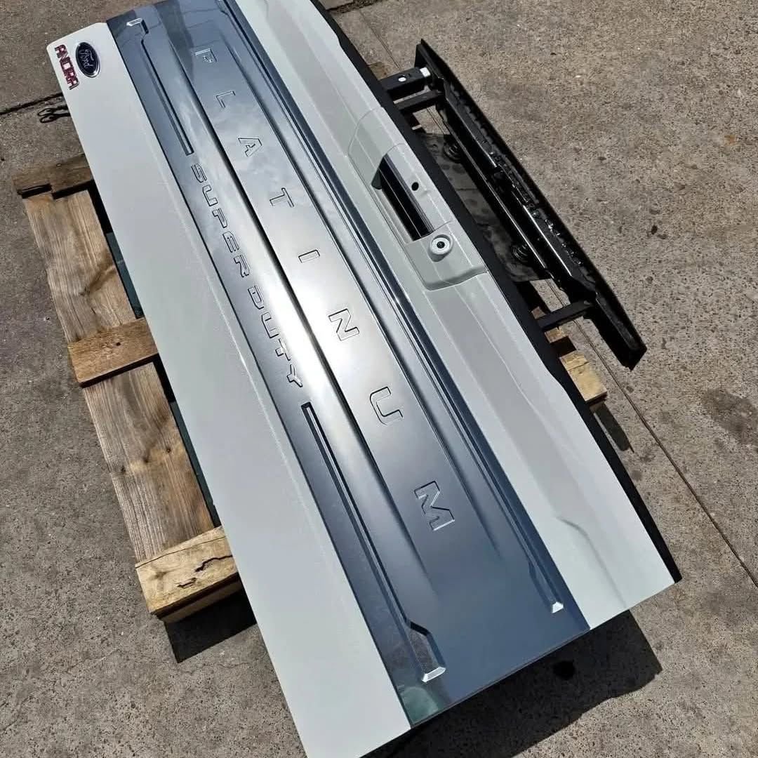 Like New F250/F350 Platinum Tailgate with Cameras in Oxford White - Image 3