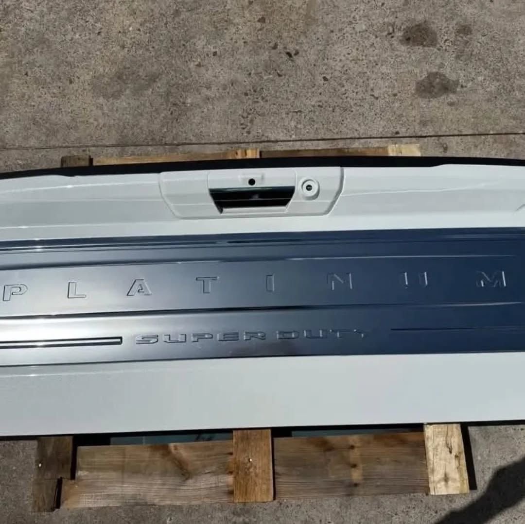 Like New F250/F350 Platinum Tailgate with Cameras in Oxford White - Image 2